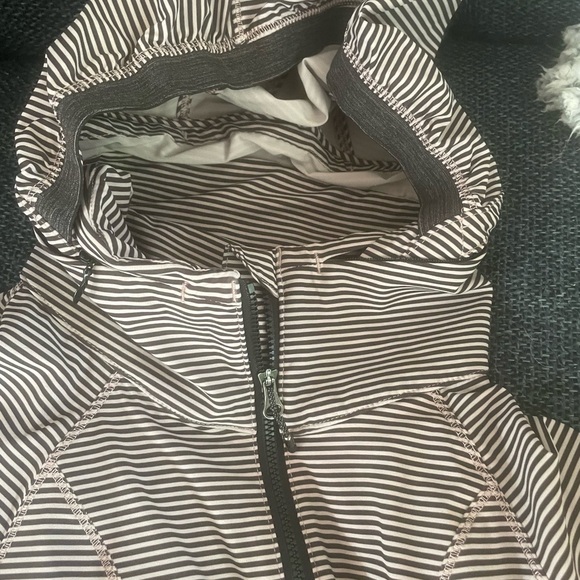 COPY - Lululemon hooded wind jacket - Picture 2 of 3